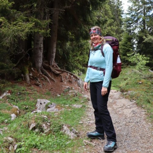 Über mich - Michelle am Wandern im Wald