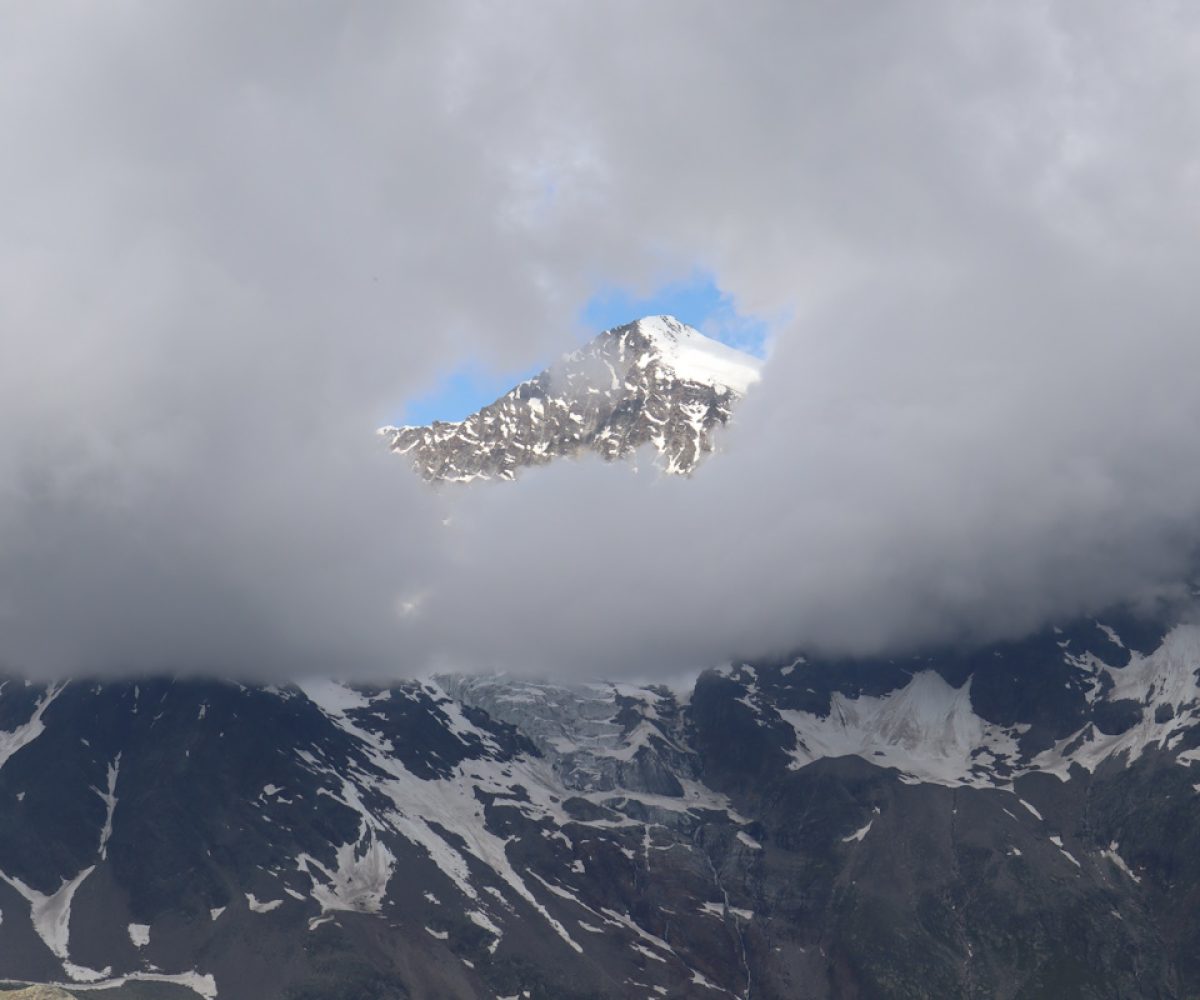 Nebelloch-mit-Sicht-auf-Berg